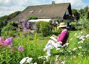 Garten mit Haus im Hintergrund